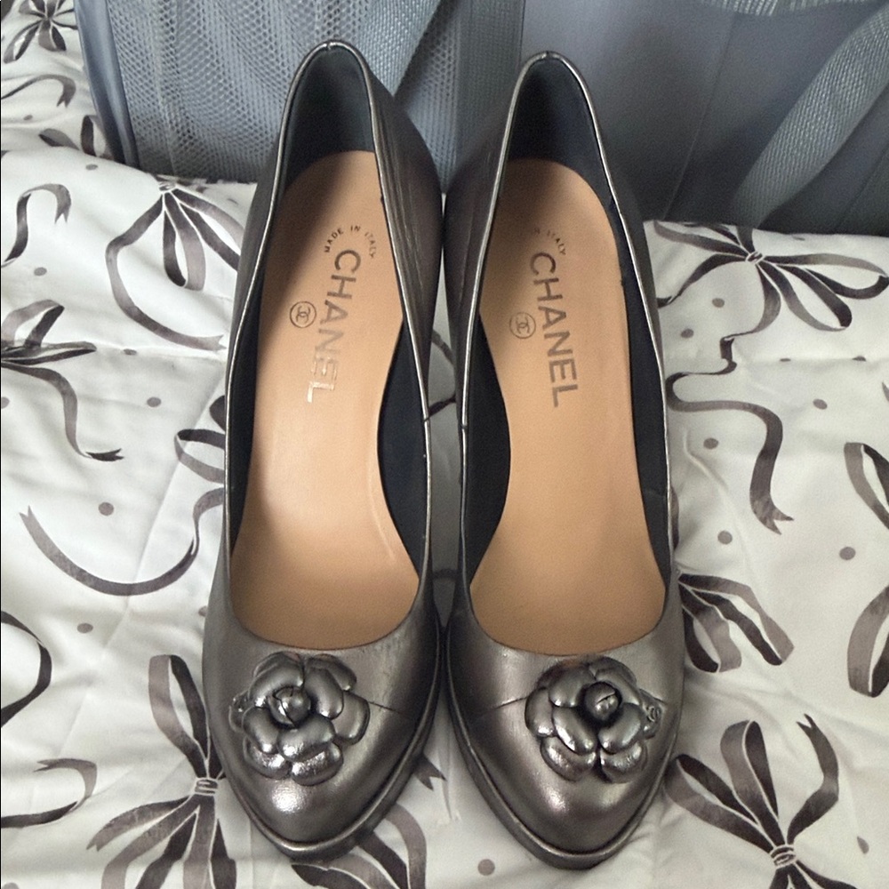CHANEL Metallic Camellia Platform Pumps - Gunmetal - Picture 10 of 13
